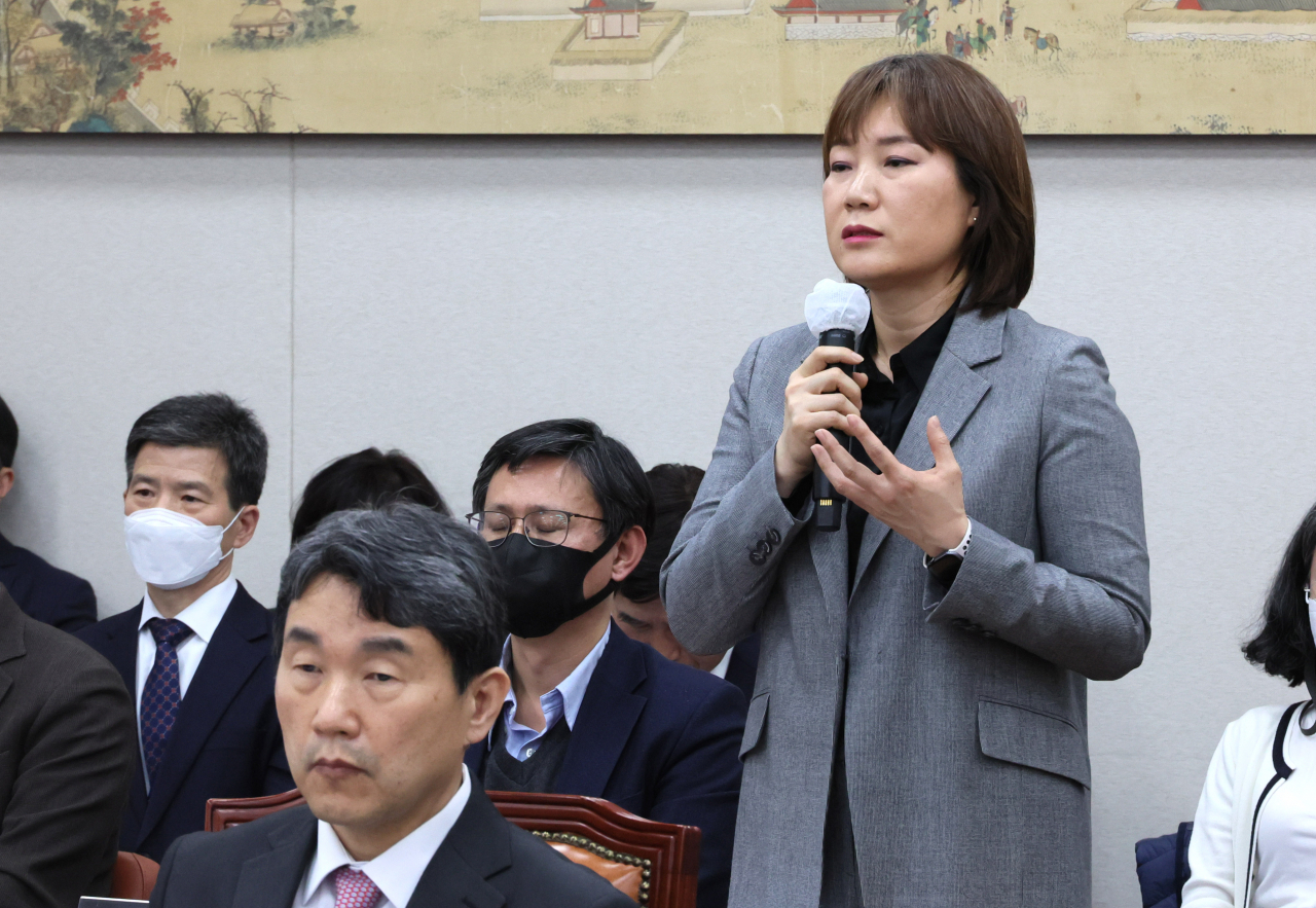 천명선 서울대학교 입학본부장이 9일 오전 열린 국회 교육위원회 '정순신 아들 학폭' 관련 현안 질의에 참고인으로 출석, 답변하고 있다. [연합]