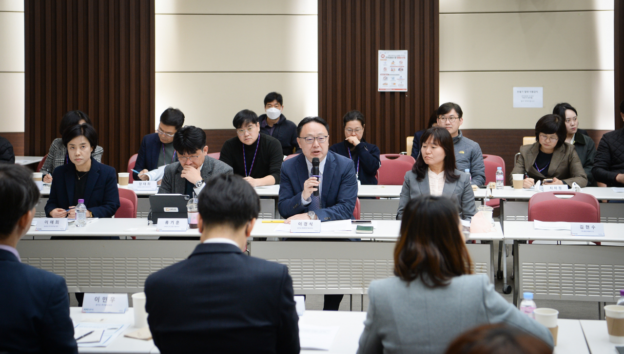 이경식(가운데) 코트라 종합행정지원센터장이 9일 본사에서 열린 ‘2023년 제1차 지자체·FEZ 투자유치․유턴 담당관 회의’에서 발언하고 있다. [코트라 제공]