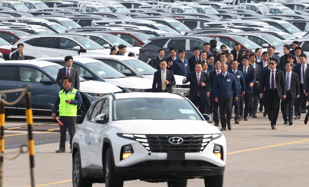 9일 현대자동차 울산공장 수출선적부두를 방문한 윤석열 대통령이 정의선 현대자동차그룹 회장의 안내를 받으며 수출차량을 운반하는 선박으로 향하고 있다. [연합]