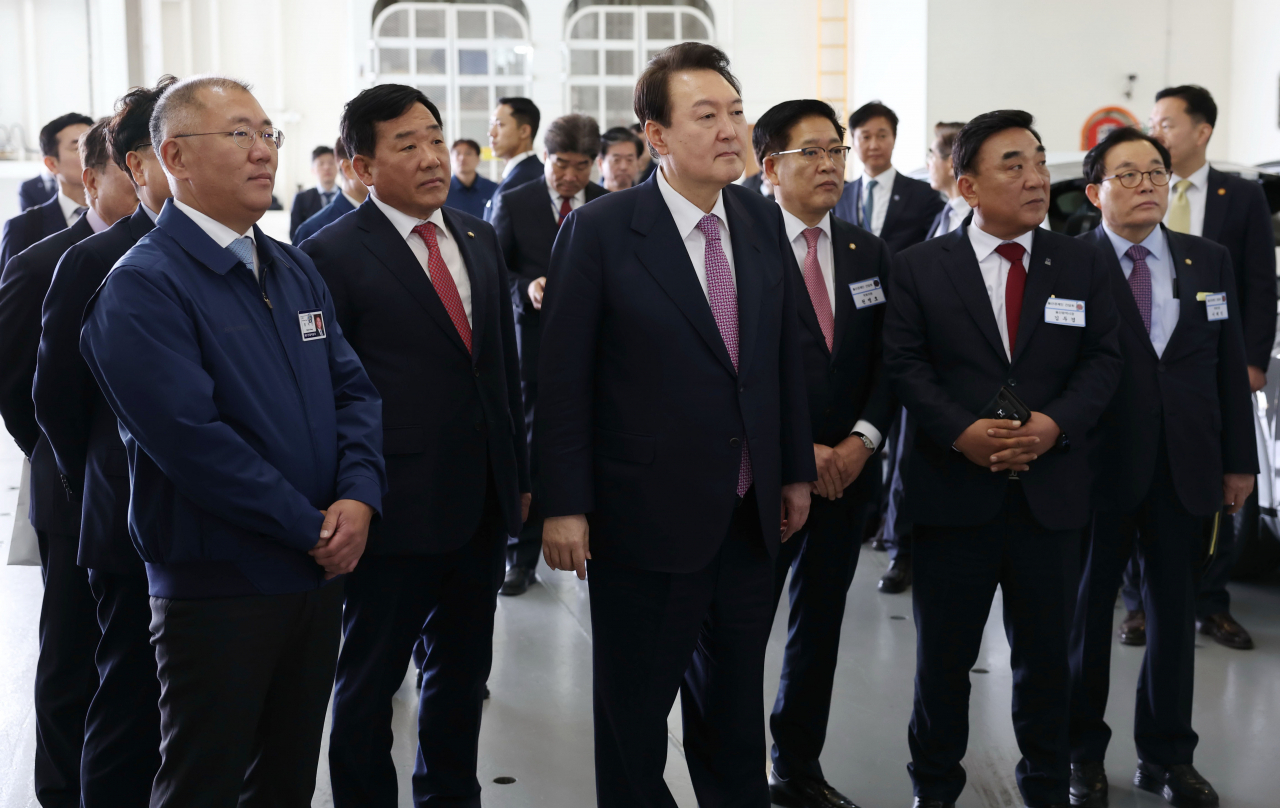 윤석열 대통령이 9일 현대자동차 울산공장 수출 선적 부두를 방문, 정의선 현대자동차그룹 회장과 수출용 자동차 운반선인 '글로비스 스카이호'에서 현황 브리핑을 받고 있다. [연합]