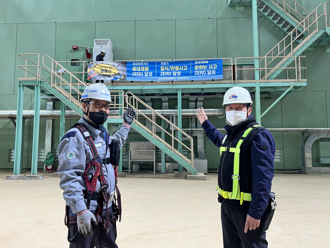 한국서부발전 김포열병합발전소에서 안병호(왼쪽) 두산에너빌리티 김포열병합발전소 건설현장 공사관리부장과 조한덕 서부발전 김포건설본부 공사관리부 차장이 한국형 가스터빈에 대해 설명하고 있다. 김은희 기자