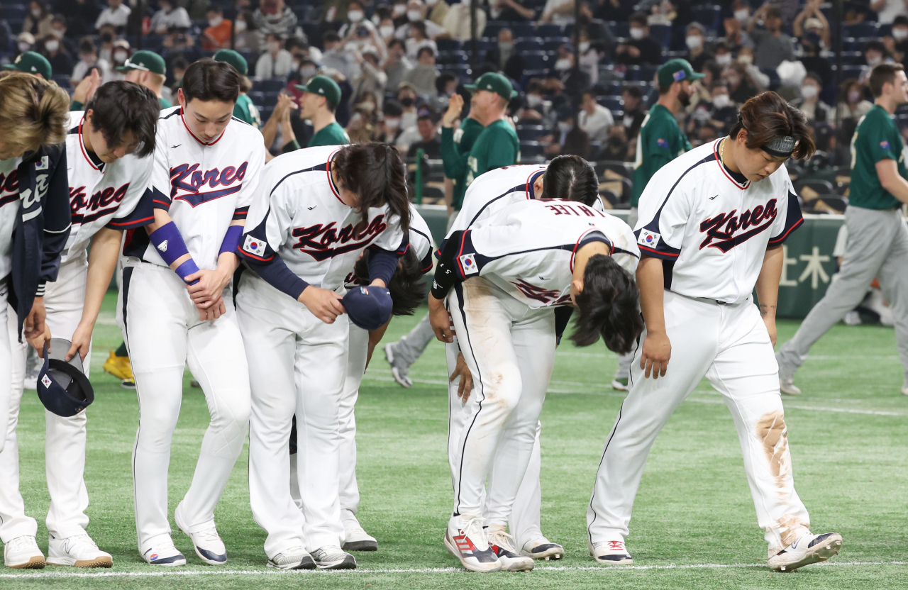 9일 일본 도쿄돔에서 열린 2023 월드베이스볼클래식(WBC) B조 본선 1라운드 한국과 호주의 경기가 한국의 7대8 패배로 끝났다. 강백호 등 선수들이 어두운 표정으로 그라운드를 떠나고 있다. 연합뉴스