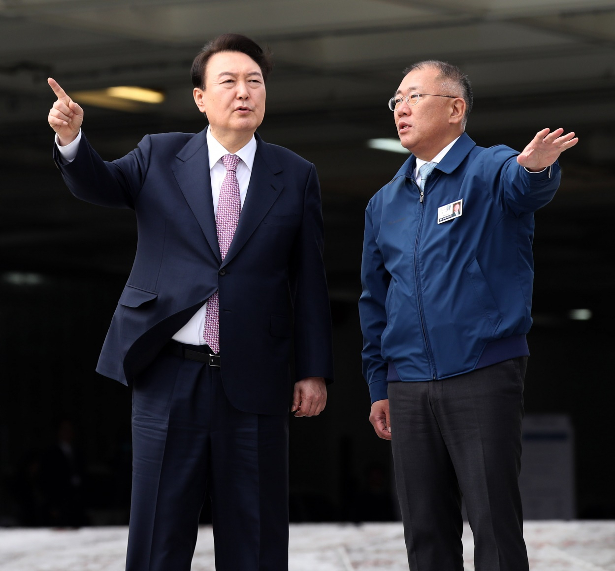9일 현대차 울산공장 수출선적부두를 방문한 윤석열 대통령이 수출선박에 오르기 전 정의선 현대차그룹 회장과 대화하고 있다. [연합]