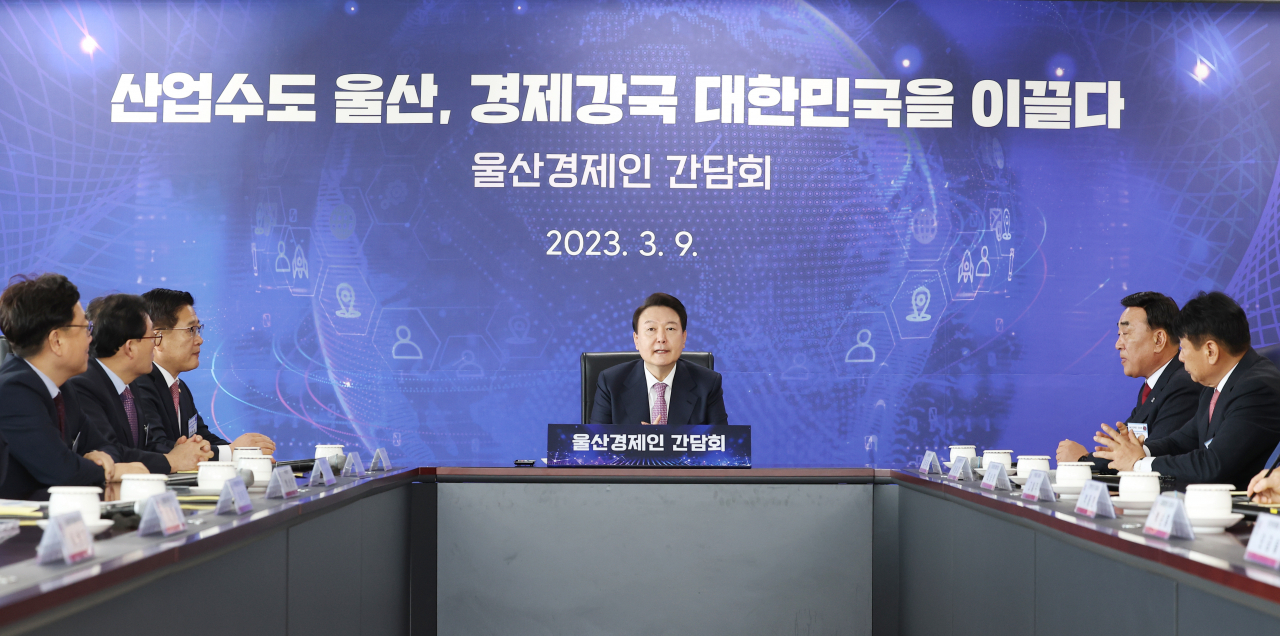 윤석열 대통령이 9일 울산광역시 남구 울산항만공사에서 열린 울산 경제인 간담회에서 발언하고 있다. [연합]