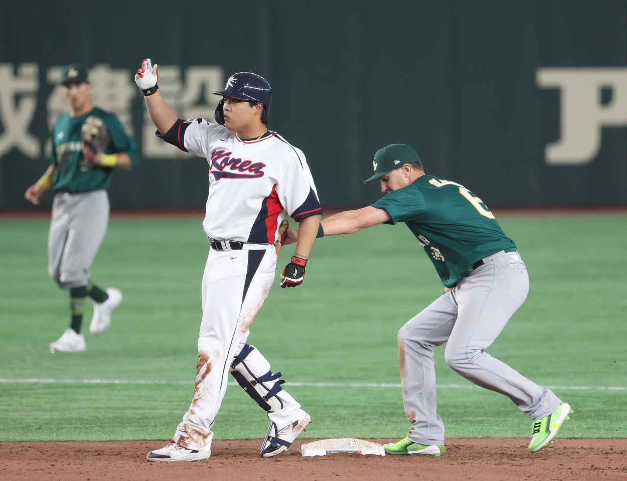 9일 오후 일본 도쿄돔에서 열린 2023 월드베이스볼클래식(WBC) B조 본선 1라운드 한국과 호주의 경기. 7회말 1사 상황에서 한국 강백호가 2루타 날린 뒤 태그되고 있다. 비디오판독 결과 발이 2루에서 떨어져 아웃됐다. [연합]