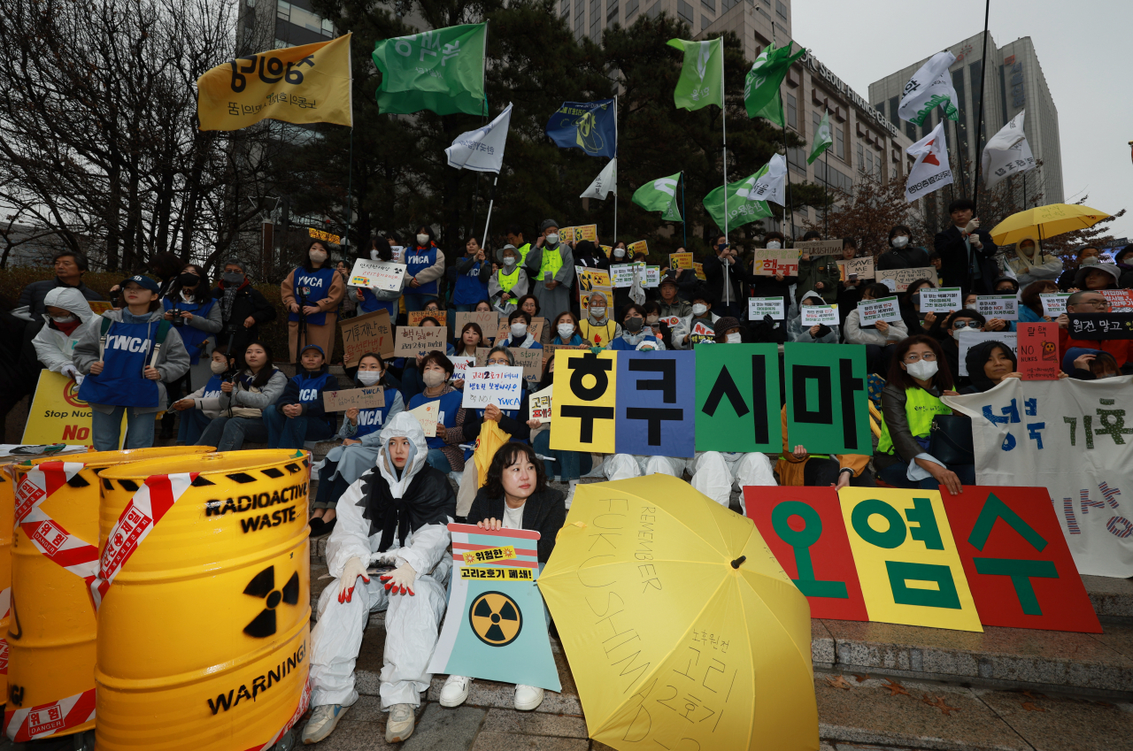 11일 일본 후쿠시마 원전 사고 12주기를 앞두고 9일 중구 서울파이낸스센터 앞에서 열린 '탈핵 행동의 날' 집회에서 환경운동연합 등 시민사회·환경단체 회원들이 정부의 핵 진흥 정책과 일본의 후쿠시마 원전 오염수 방류를 반대하며 펼침막과 손팻말을 들어 보이고 있다. [연합]