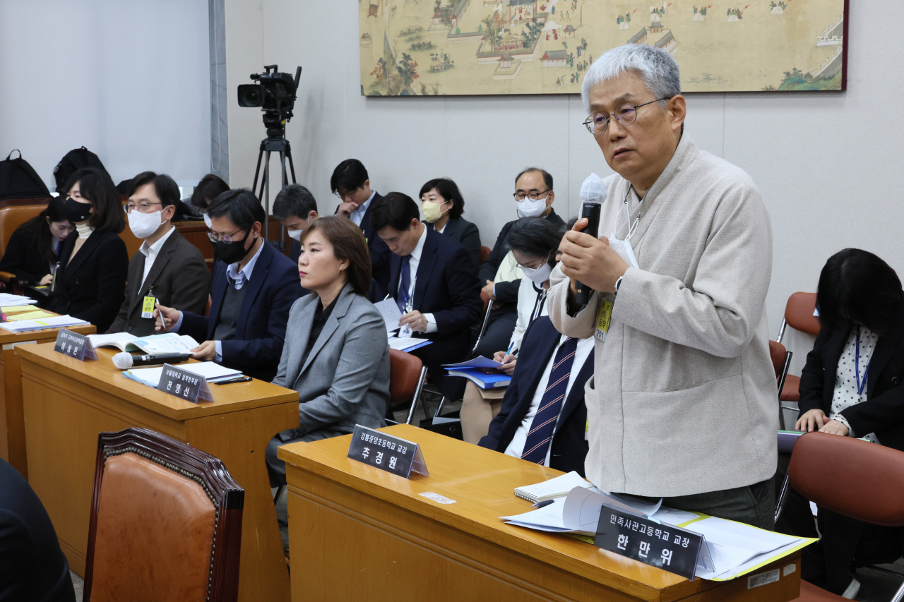 한만위 민족사관고등학교 교장이 9일 열린 국회 교육위원회에 참고인으로 출석, 의원 질의에 답변하고 있다.[연합]