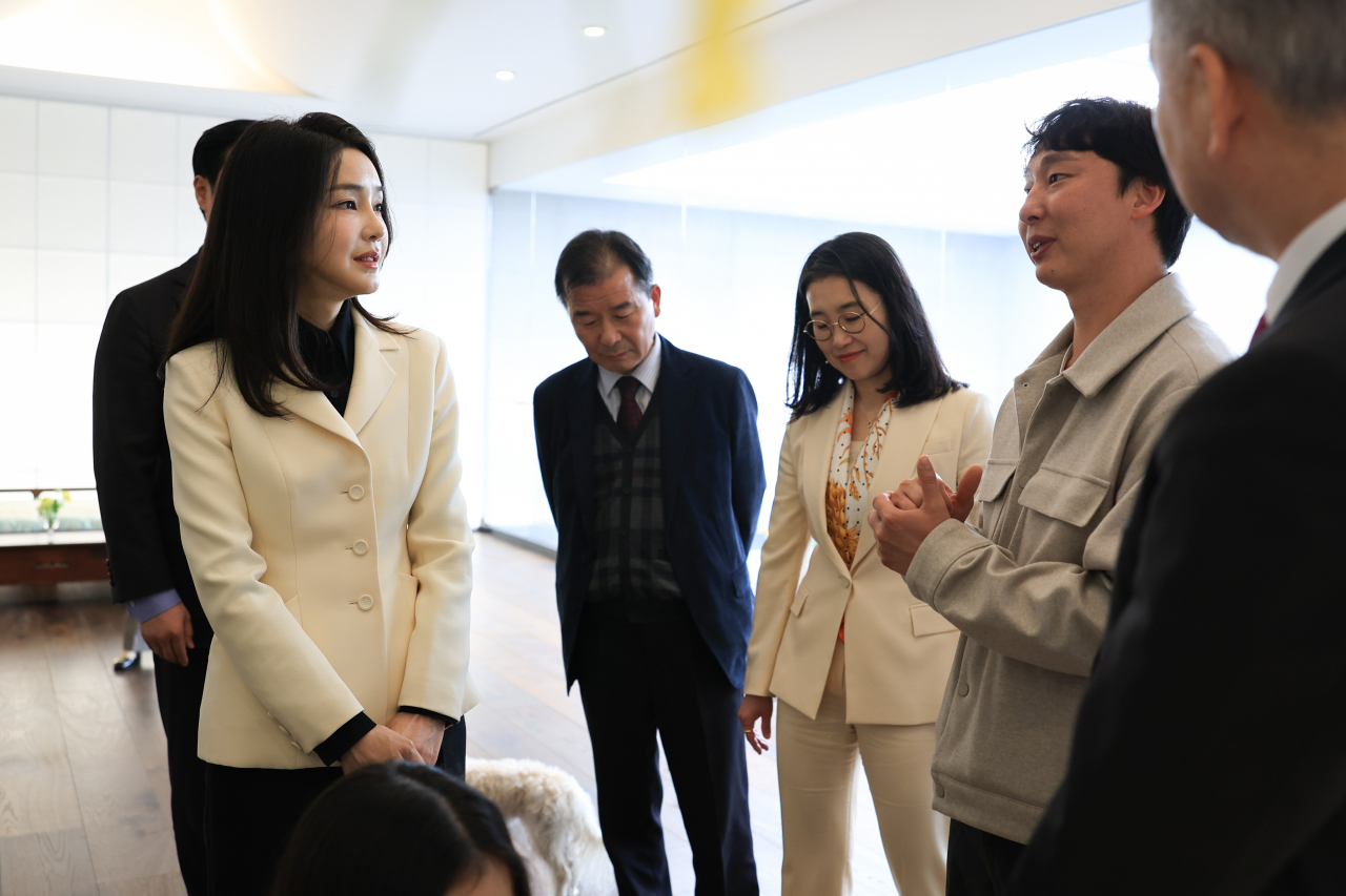 김건희 여사가 9일 환경·동물보호 활동가와의 오찬에서 참석자들과 대화하고 있다. [연합]