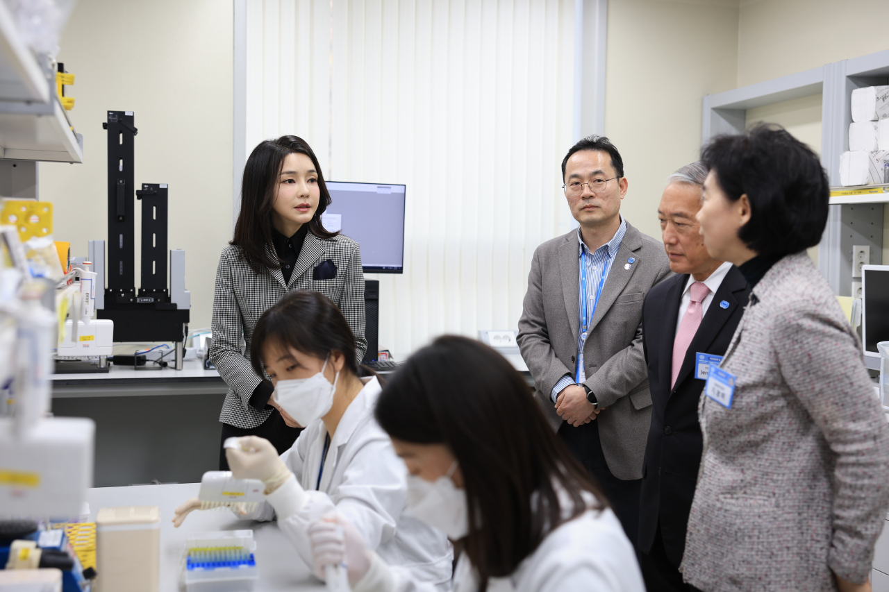 김건희 여사가 9일 서울 관악구 국제백신연구소를 방문, 실험실을 둘러보고 있다. [연합]