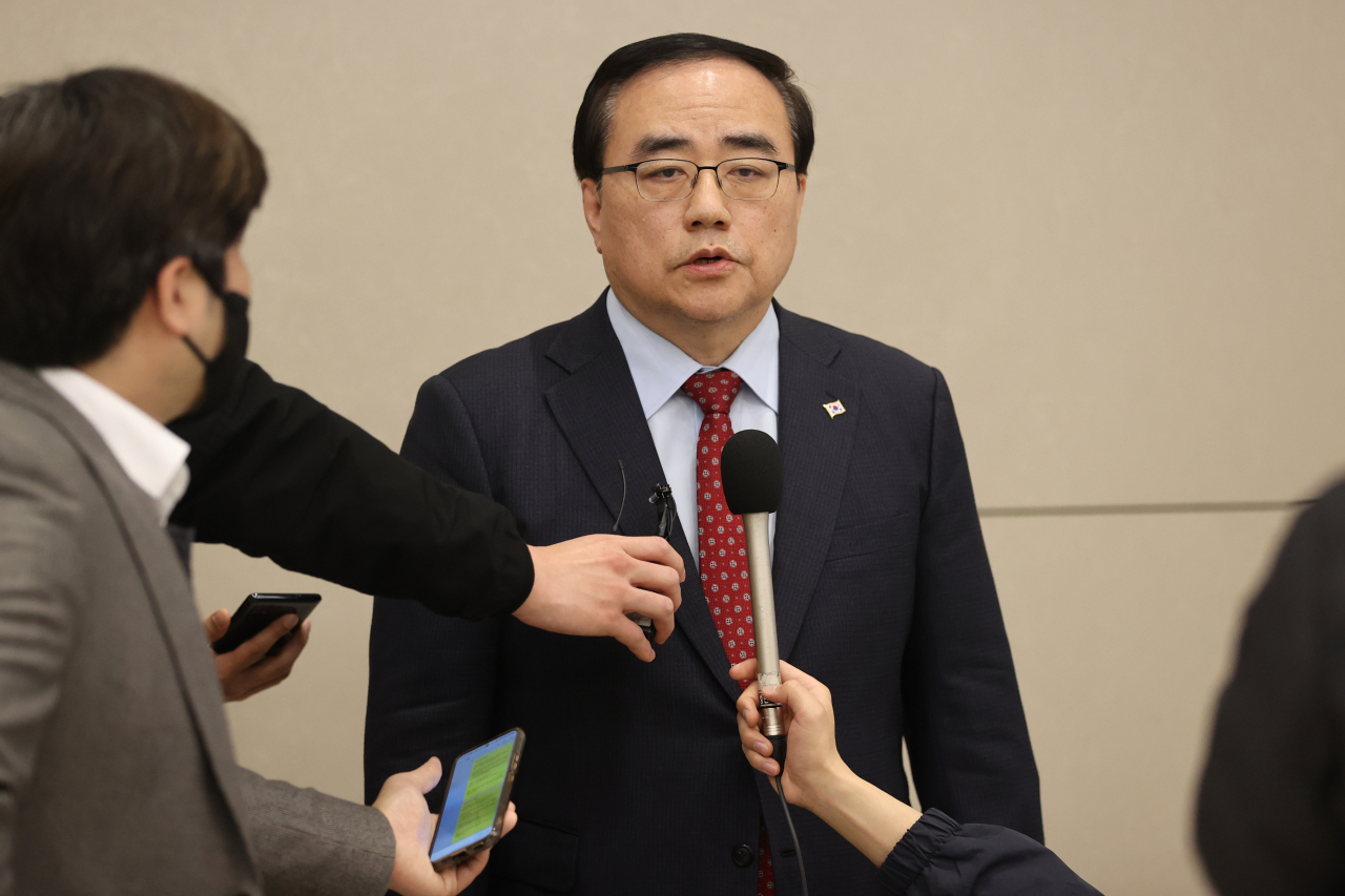 방미 일정을 마친 김성한 국가안보실장이 9일 오후 인천국제공항 제2여객터미널을 통해 귀국해 취재진과 질의응답을 하고 있다. 김 실장은 지난 5일 워싱턴 도착 후 토니 블링컨 국무장관 등 미 행정부 외교안보 주요인사들을 만나 한미동맹 강화·발전 방안을 논의한 한편, 윤석열 대통령과 조 바이든 대통령의 한미정상회담 일정을 오는 4월 26일로 확정했다고 밝혔다. [연합]