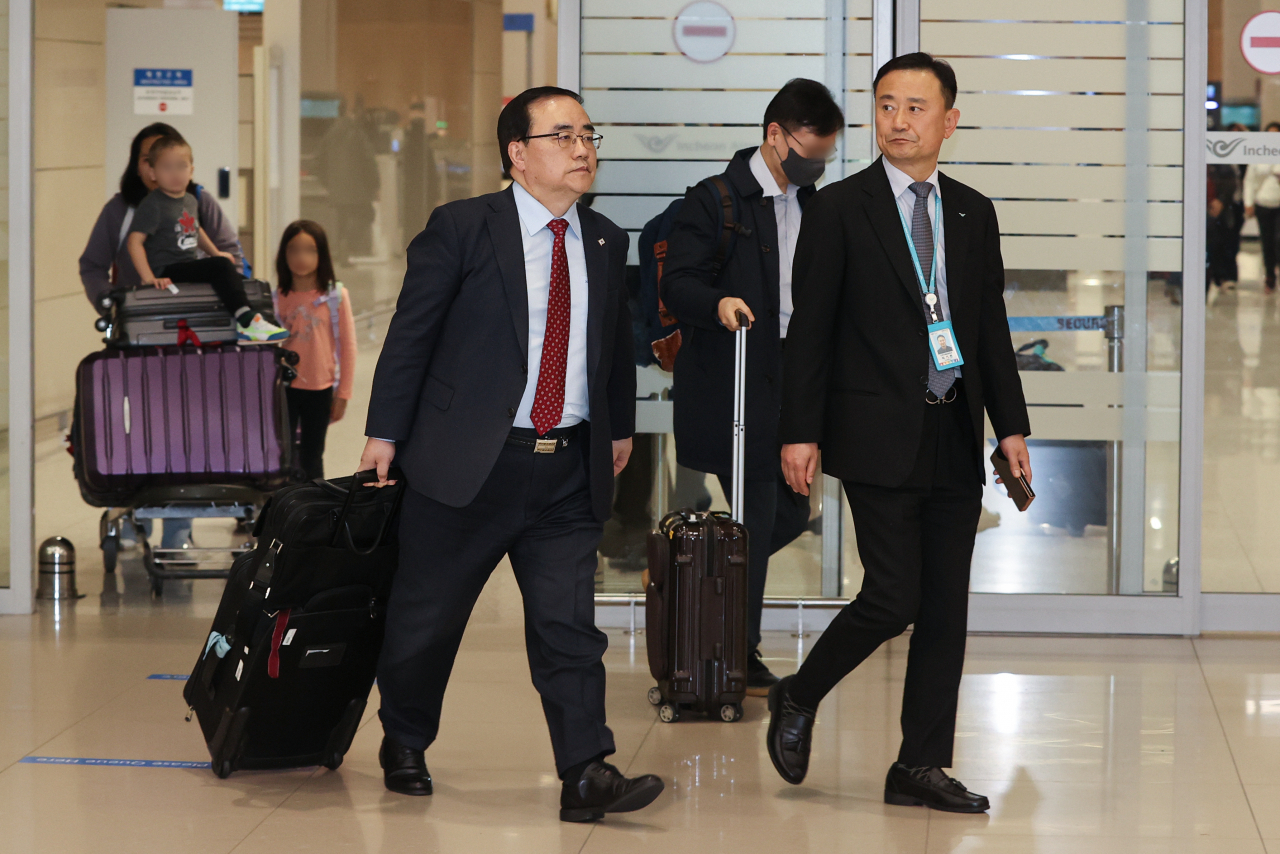 방미 일정을 마친 김성한 국가안보실장이 9일 오후 인천국제공항 제2여객터미널을 통해 귀국하고 있다. [연합]