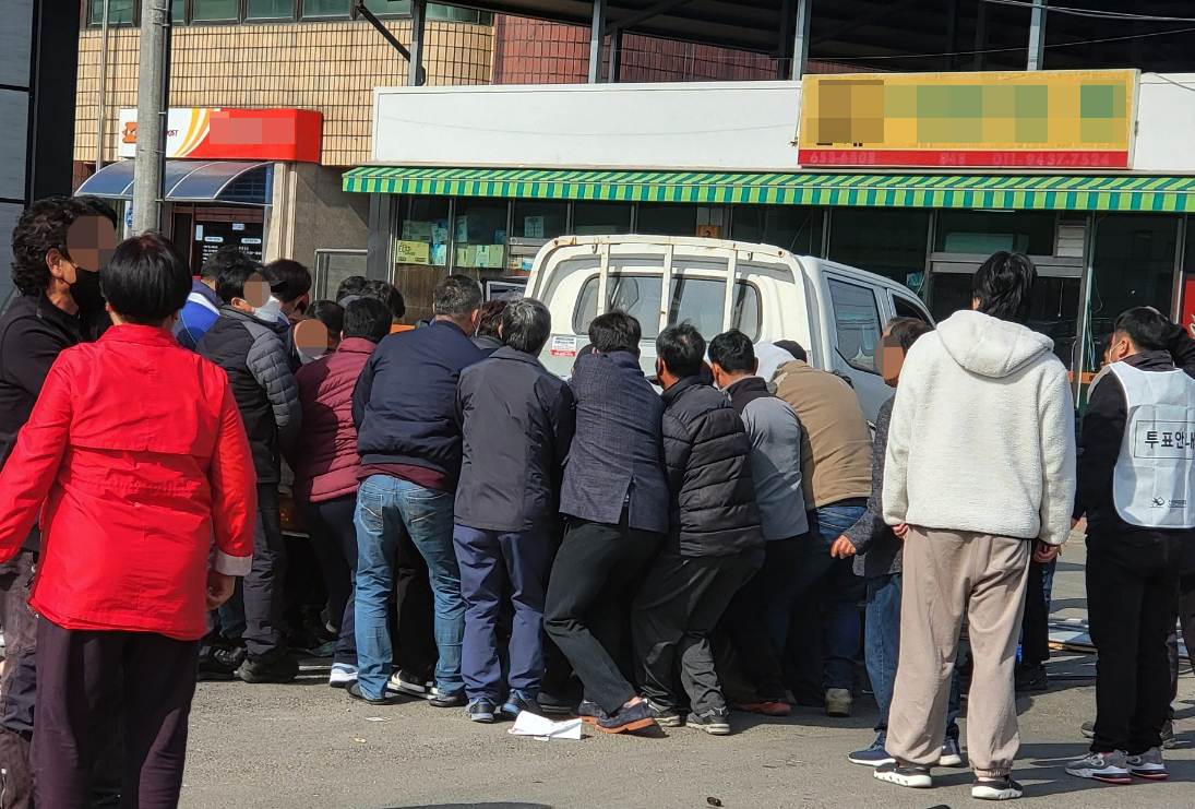 지난 8일 오전 전북 순창군 구림면 한 농협 주차장에서 트럭이 조합장 투표를 기다리던 인파와 충돌했다. 사진은 사고 직후 현장 모습. [연합]