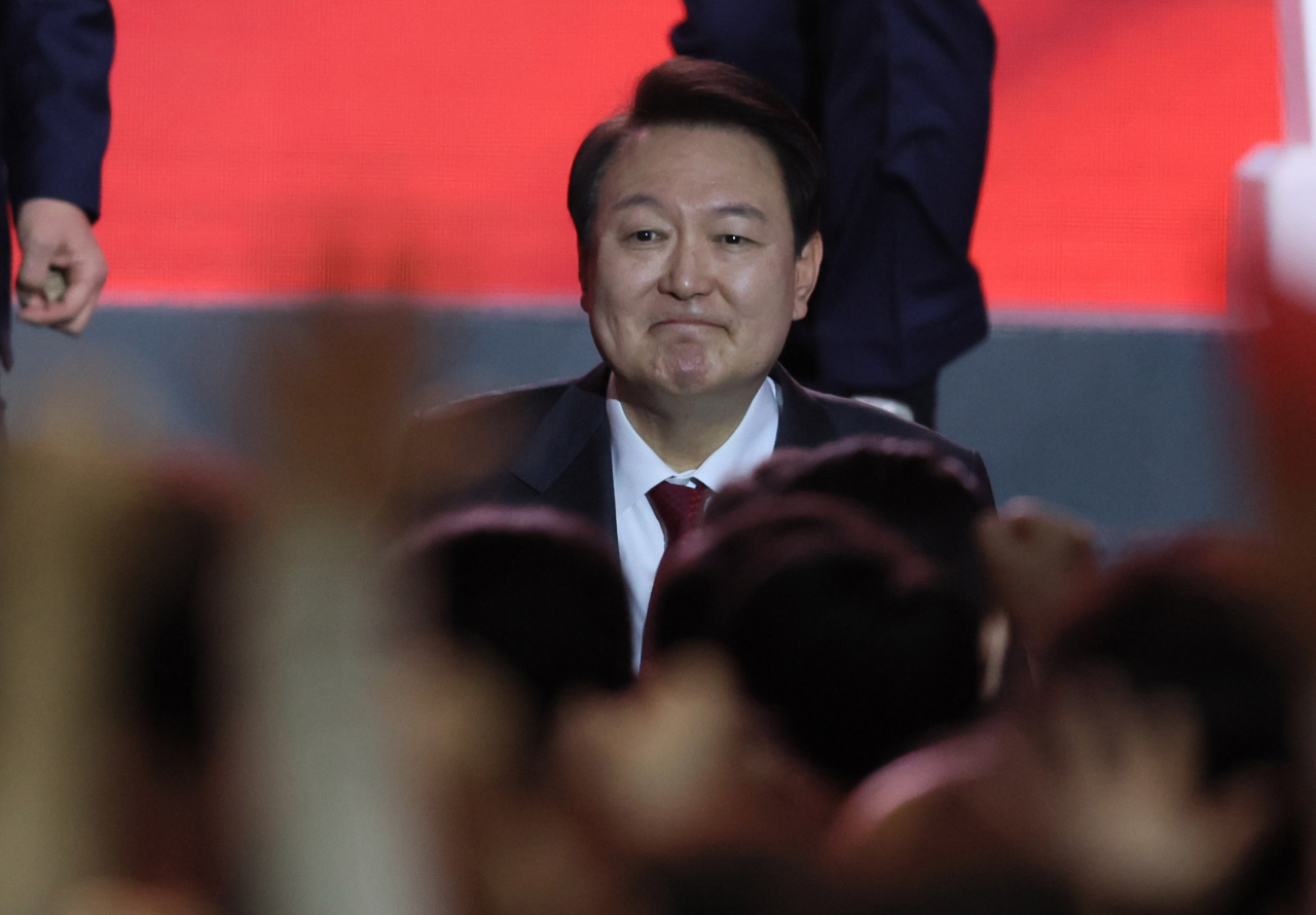 윤석열 대통령이 지난 8일 오후 경기도 고양시 일산 킨텍스에서 열린 국민의힘 제3차 전당대회에서 축사를 마친 뒤 단상을 내려오고 있다. [연합]