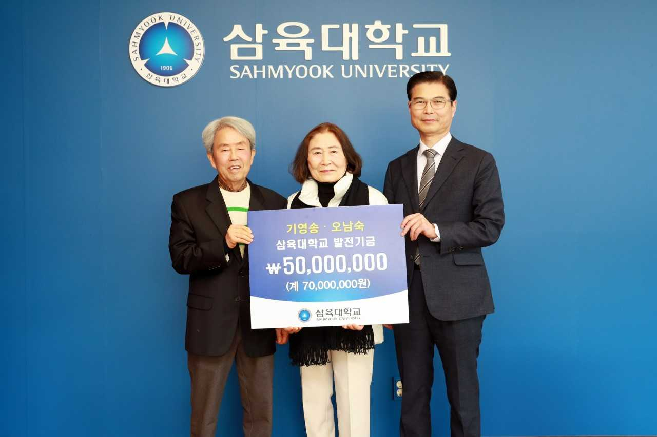 기영송 전 삼육중·고등학교 교장(왼쪽부터)과 오남숙 전 삼육초등학교 교장 부부가 모교에 5000만원을 기부하며 김일목 삼육대학교 총장과 기념사진을 촬영했다.[삼육대학교 제공]