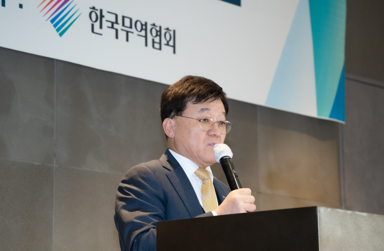 9일 삼성동 트레이드타워에서 열린 '제2회 글로벌 통상포럼'에서 정만기 부회장이 개회사를 하고 있다. [무협 제공]