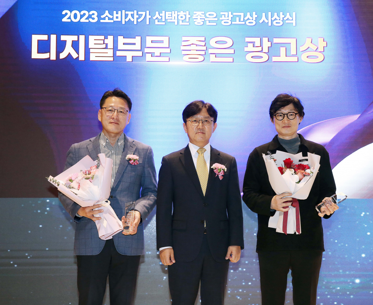 박수상(왼쪽부터) 아시아나항공 커뮤니케이션 담당, 홍경선 한국광고주협회 광고위원장, 유병욱 TBWA 코리아 크리에이티브 디렉터가 기념사진을 촬영하고 있다. [아시아나항공 제공]