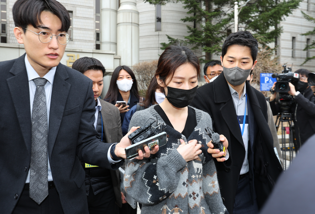 지난해 5월 음주운전을 하다 가로수와 변압기 등을 들이받은 사고를 낸 배우 김새론이 8일 오전 서울 서초구 서울중앙지법에서 열린 첫 번째 1심 공판을 마친 뒤 건물을 나서고 있다. [연합]