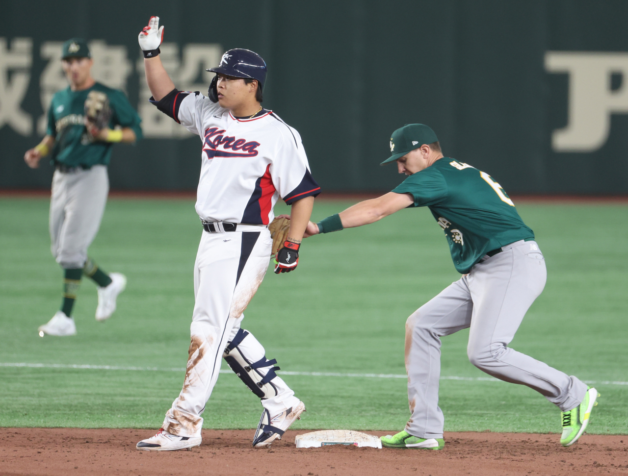 9일 오후 일본 도쿄돔에서 열린 2023 월드베이스볼클래식(WBC) B조 본선 1라운드 한국과 호주의 경기. 7회말 1사 상황에서 한국 강백호가 2루타 날린 뒤 세리머니를 하던 중 태그되고 있다. 비디오판독 결과 발이 2루에서 떨어져 아웃됐다. [연합]