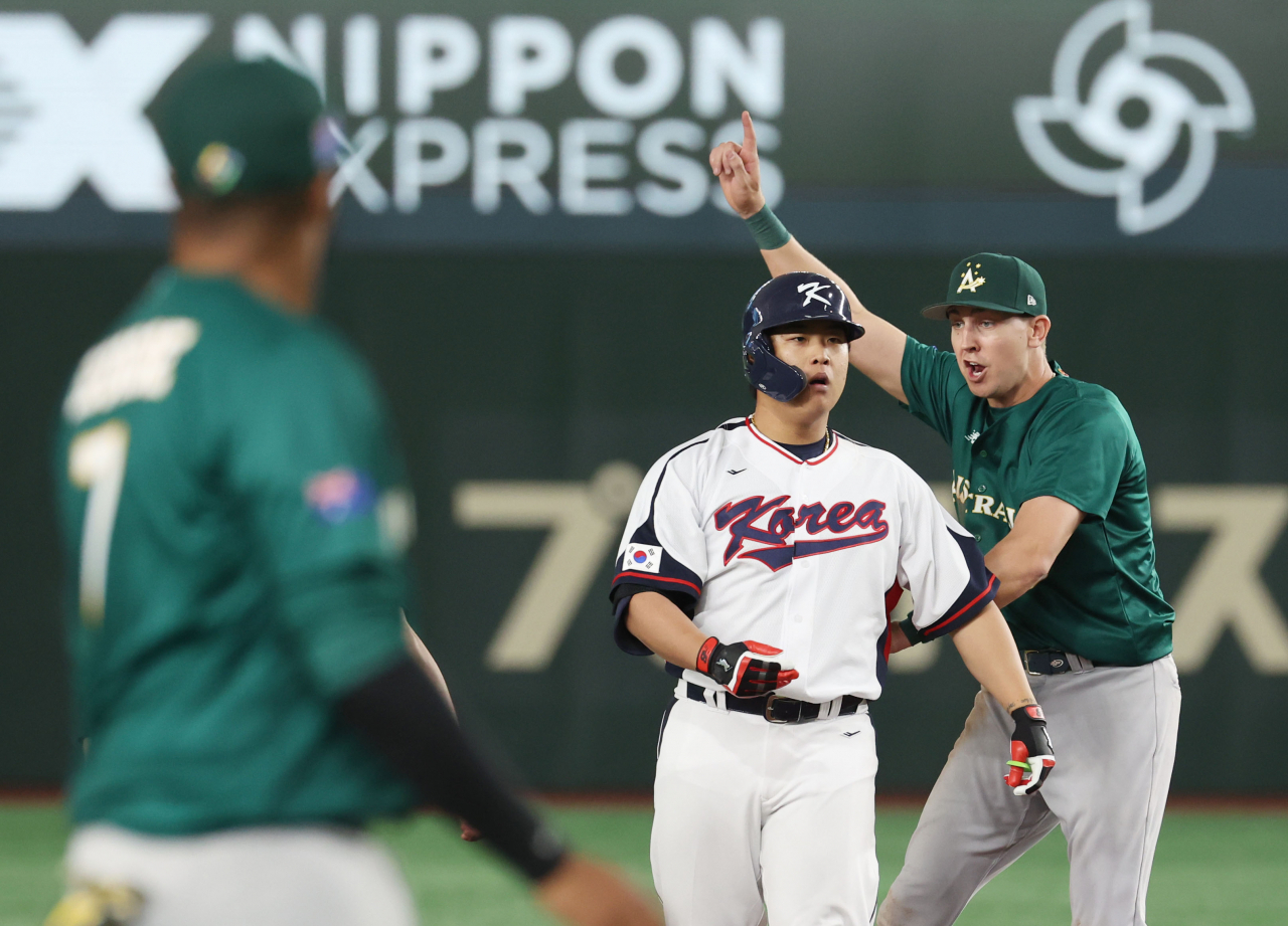 9일 일본 도쿄돔에서 열린 2023 월드베이스볼클래식(WBC) B조 본선 1라운드 한국과 호주의 경기. 7회말 1사 상황에서 한국 강백호가 2루타를 친 뒤 세리머니를 하던 중 베이스에서 발이 떨어져 아웃되고 있다. [연합]