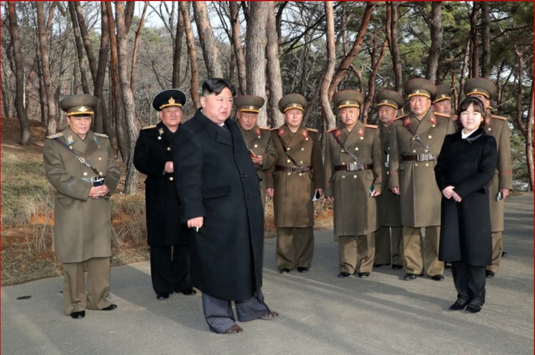 북한 노동당 기관지 노동신문은 전날 남포 일대에서 서해상으로 발사된 여러 발의 단거리탄도미사일(SRBM)에 대해 김정은 국무위원장의 현지지도 아래 이뤄진 서부전선 화성포병부대의 ‘화력습격훈련’이었다고 10일 보도했다. 훈련에는 김 위원장의 딸 김주애도 동행했다. [노동신문 홈페이지]