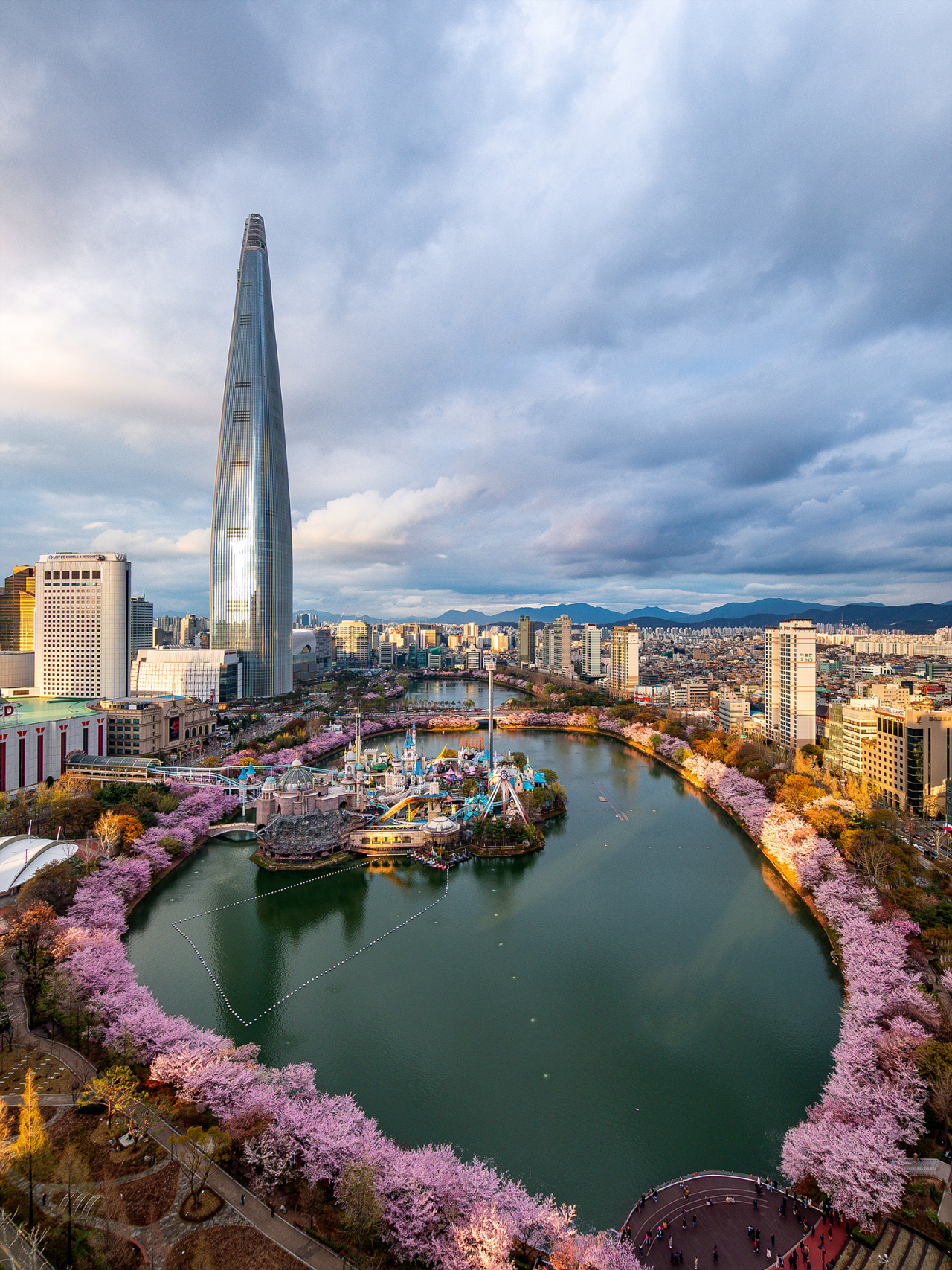 봄꽃이 만개한 롯데월드타워 모습, [롯데물산 제공]