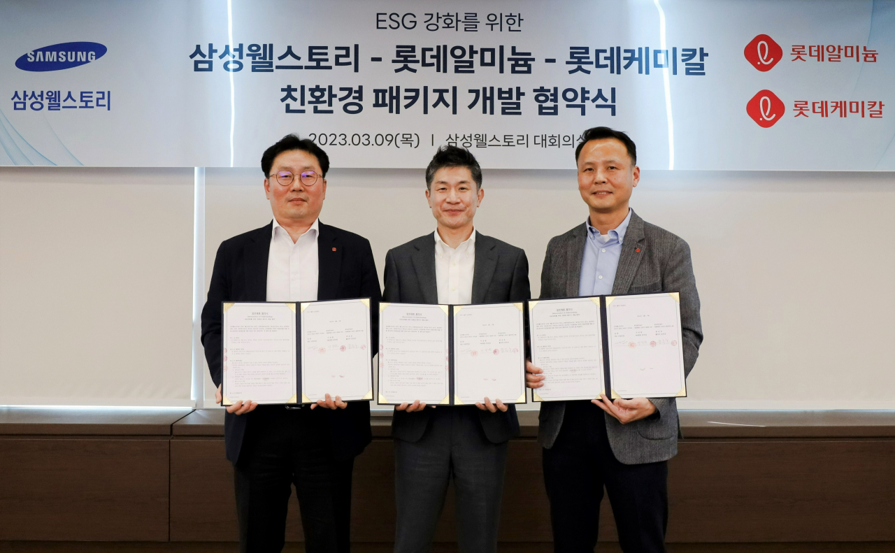 9일 삼성웰스토리 본사에서 롯데케미칼과 롯데알미늄, 삼성웰스토리가 친환경 패키지 도입을 위한 업무 협약을 맺었다. 윤승호(왼쪽부터0 롯데케미칼 폴리머본부장, 김헌 삼성웰스토리 FSC사업부장, 이상원 롯데알미늄 PM영업본부장. [롯데케미칼 제공]