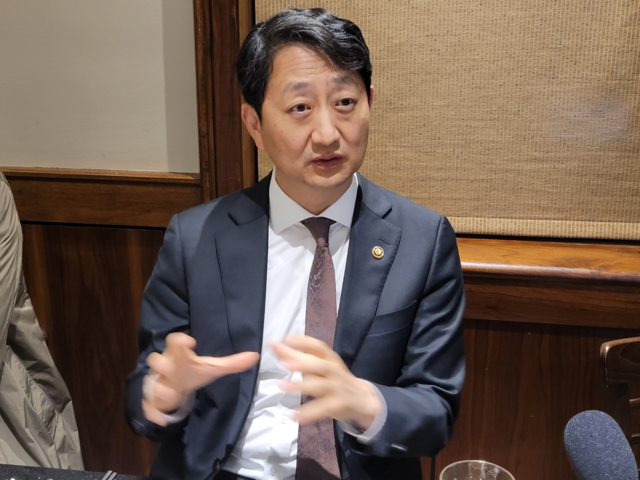 안덕근 통상교섭본부장이 9일(현지시간) 미국 워싱턴DC 인근 식당에서 특파원들과 간담회를 하고 있다. [연합]