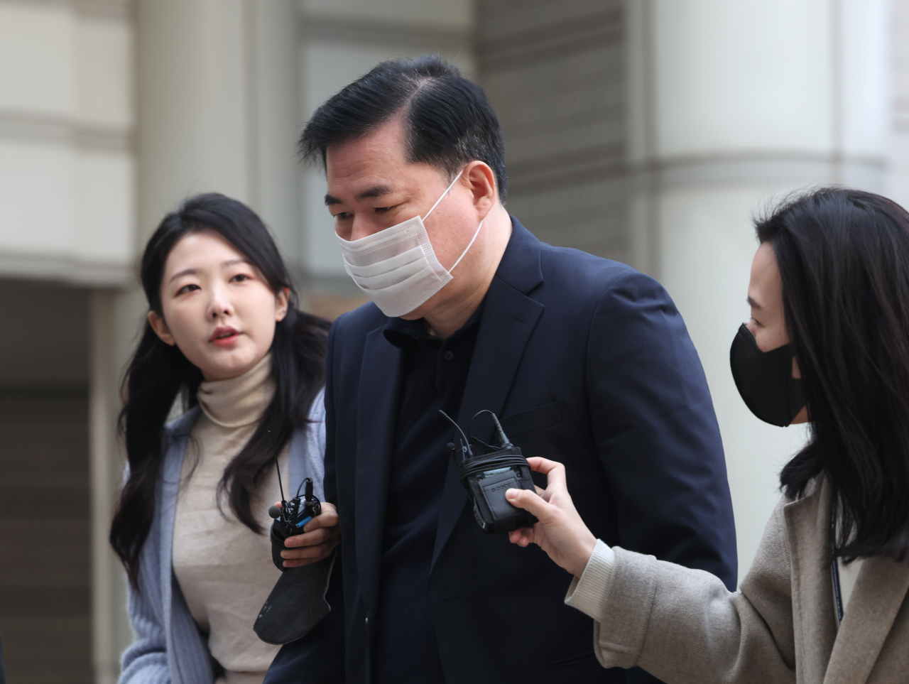 유동규 전 성남도시개발공사 기획본부장이 10일 오전 서초구 서울중앙지법에서 열린 대장동 개발 사업 로비·특혜 의혹 관련 1심 속행 공판에 출석하고 있다. [연합]