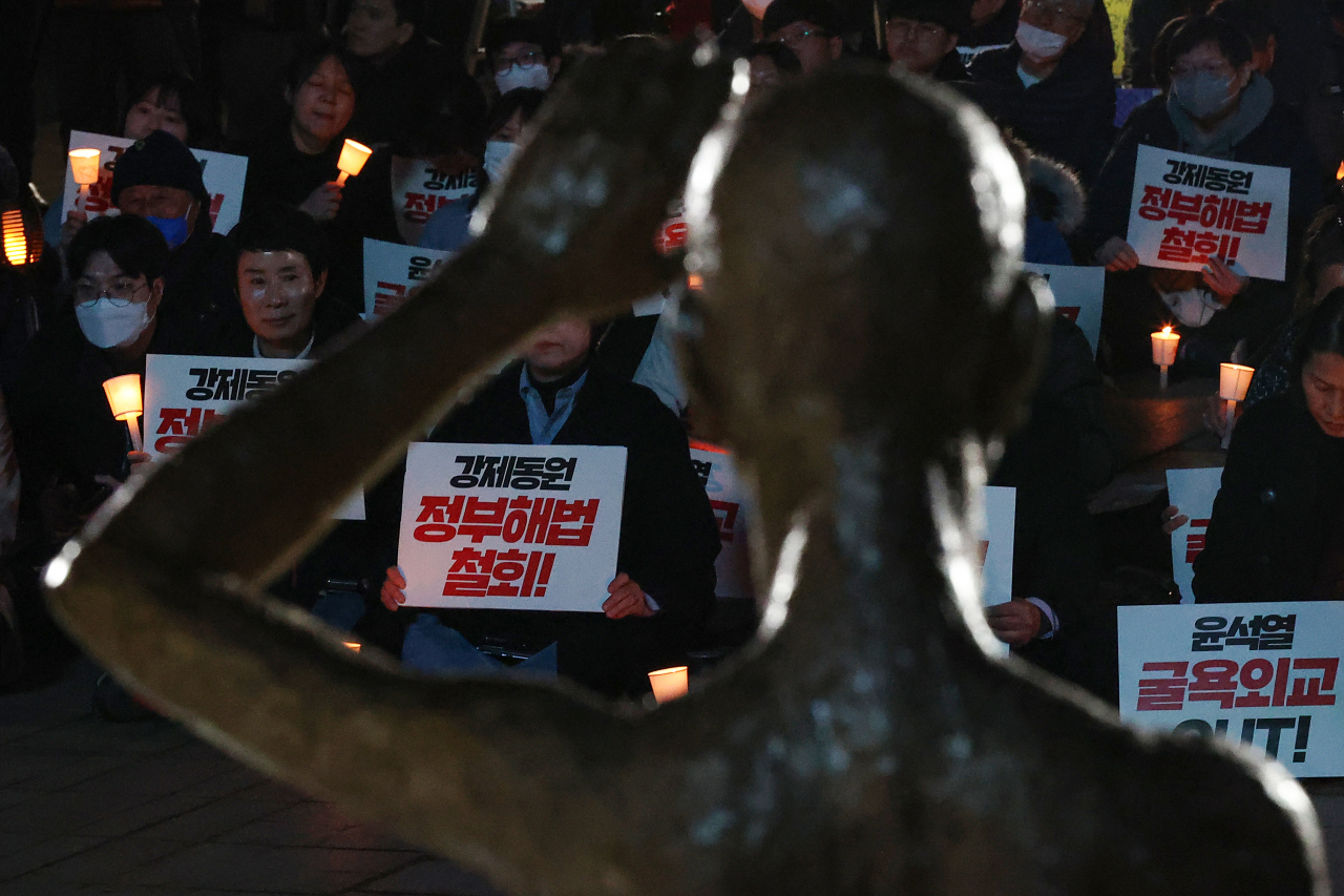 정의기억연대, 민족문제연구소, 민주노총 등 시민사회단체로 구성된 한일역사정의평화행동 관계자들이 6일 오후 서울광장에서 윤석열 정부가 발표한 강제동원 피해배상 해법을 규탄하는 촛불집회를 하고 있다. [연합]