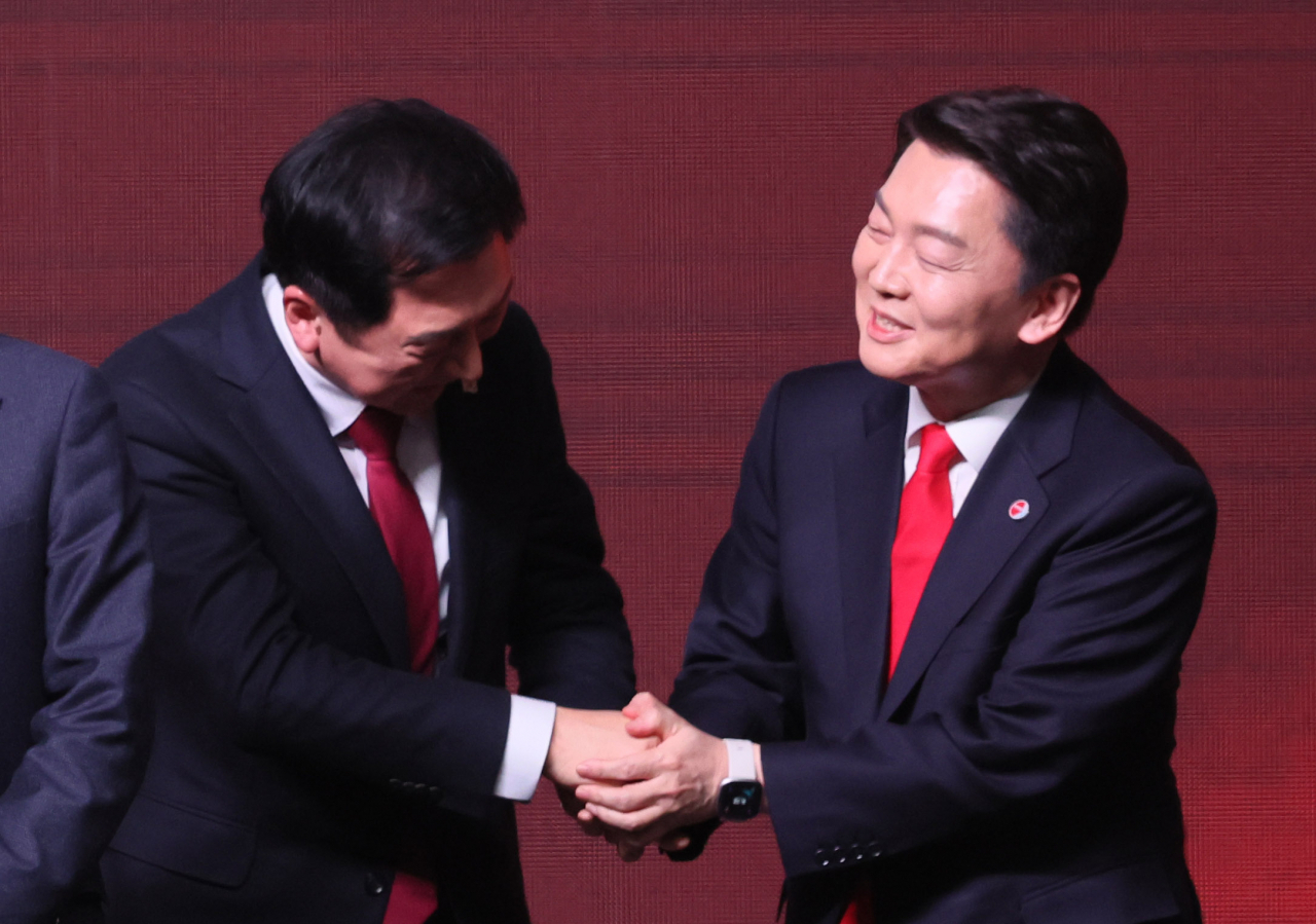 8일 오후 경기도 고양시 일산 킨텍스에서 열린 국민의힘 제3차 전당대회에서 개표결과 발표 뒤 김기현 신임 당 대표가 안철수 후보와 악수하고 있다. [연합]
