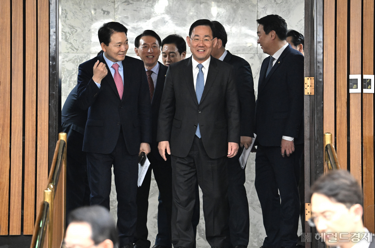10일 서울 영등포구 여의도 국회에서 국민의힘 원내대책회의가 열려 주호영 원내대표를 비롯한 지도부가 입장하고 있다. 임세준 기자