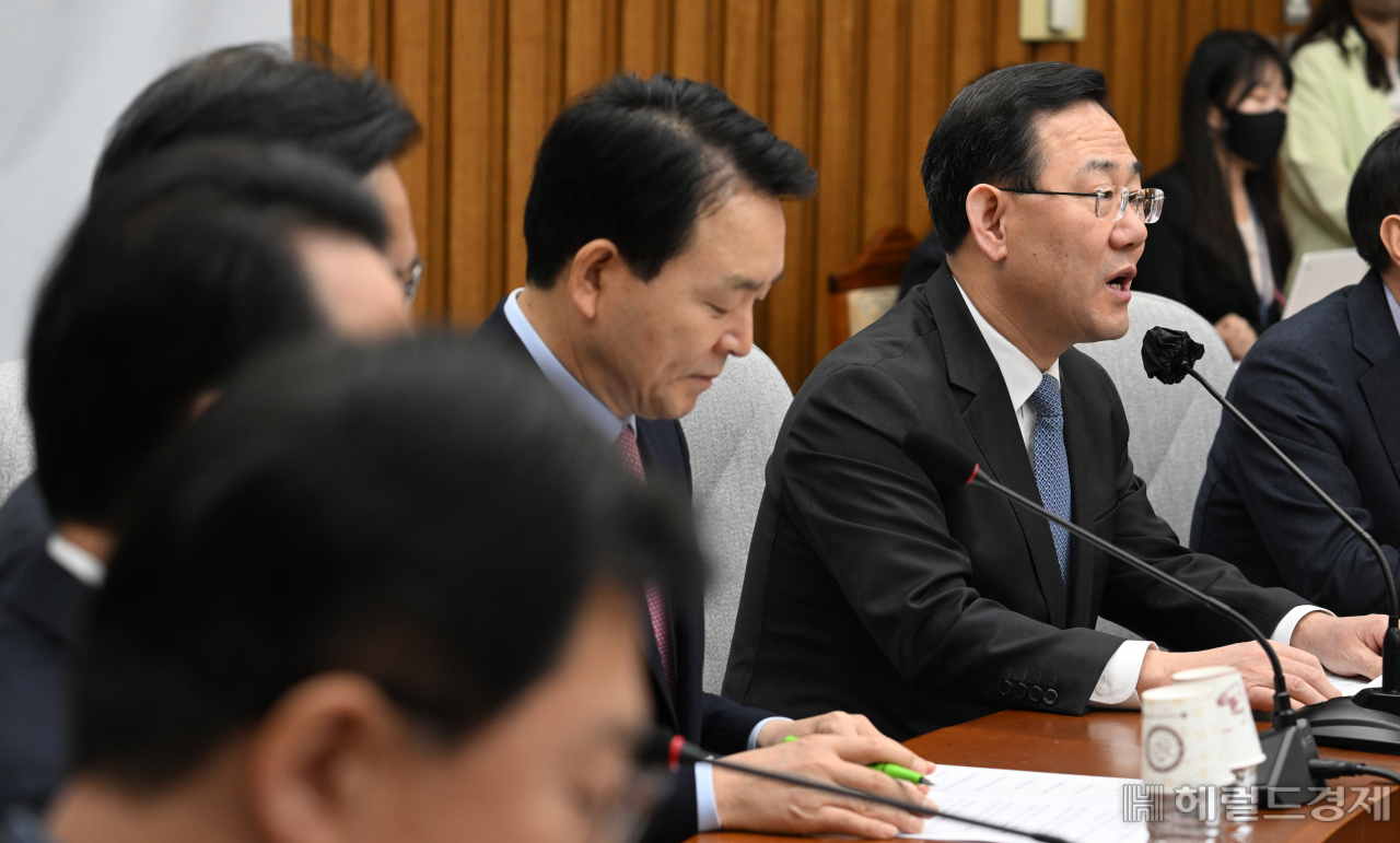 10일 서울 영등포구 여의도 국회에서 국민의힘 원내대책회의가 열려 주호영(오른쪽) 원내대표가 발언하고 있다. 임세준 기자