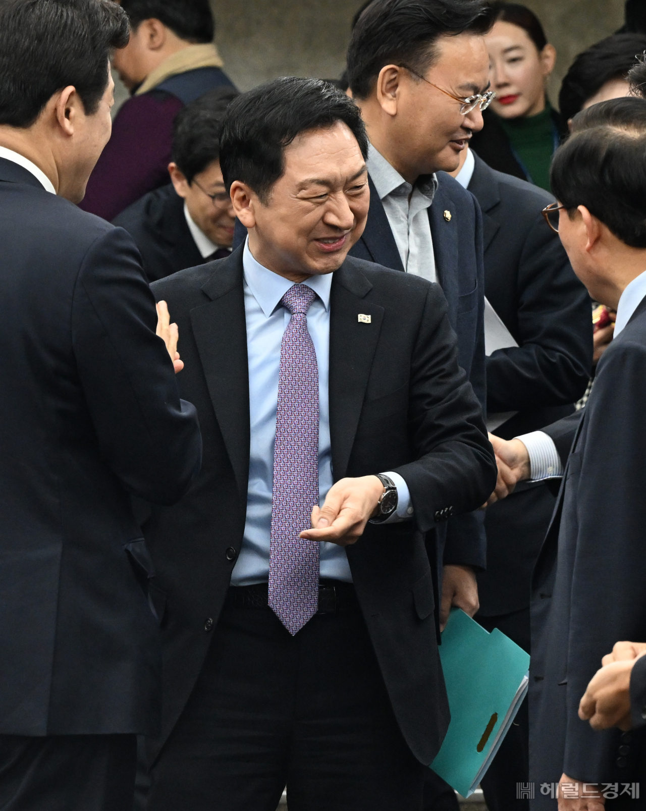 10일 서울 영등포구 여의도 국회에서 국민의힘 정책의원총회가 열려 김기현 당대표가 회의실로 들어서는 가운데 동료의원들로부터 축하인사를 받고 있다. 임세준 기자