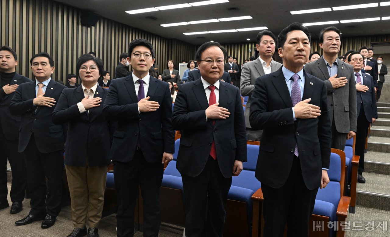10일 서울 영등포구 여의도 국회에서 국민의힘 정책의원총회가 열려 김기현 대표와 의원들이 국기에 대한 경례를 하고 있다. 임세준 기자