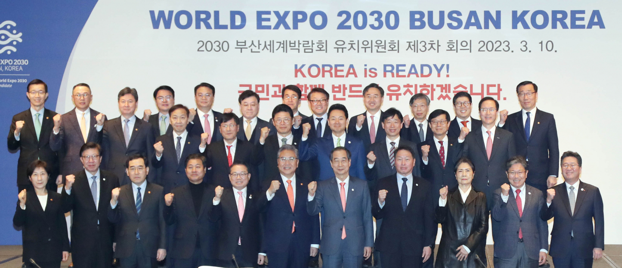 한덕수 국무총리(앞줄 오른쪽 다섯번째)와 최태원 대한상공회의소 회장(앞줄 오른쪽 네번째)이 10일 서울 포시즌스호텔에서 열린 2030 부산세계박람회 유치위원회 3차 회의에서 주요 참석자들과 함께 기념촬영을 하고 있다. [대한상의 제공]