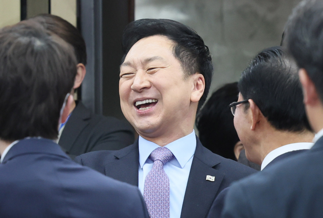 김기현 국민의힘 대표가 10일 오전 국회에서 열린 정책 의원총회에 참석하며 의원들의 축하를 받고 있다. [연합]
