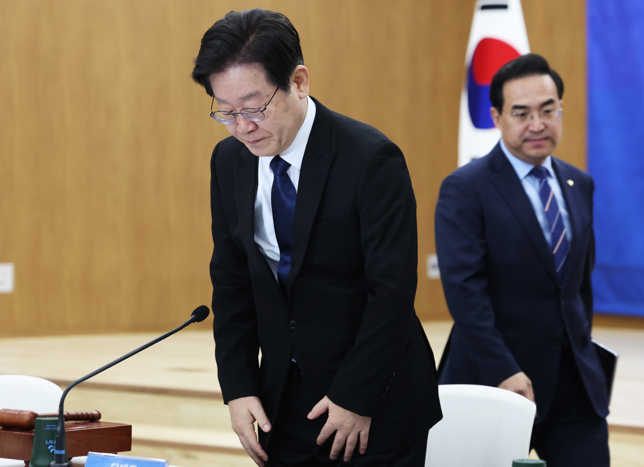 이재명 더불어민주당 대표와 박홍근 원내대표가 경기도 수원 경기도의회 대회의실에서 열린 최고위원회 회의에 참석하고 있다.[연합]