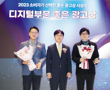 아시아나 항공 박수상(왼쪽부터) 아시아나항공 커뮤니케이션 담당, 홍경선 한국광고주협회 광고위원장, 유병욱 TBWA 코리아 크리에이티브 디렉터가 기념사진을 촬영하고 있다. [아시아나항공 제공]