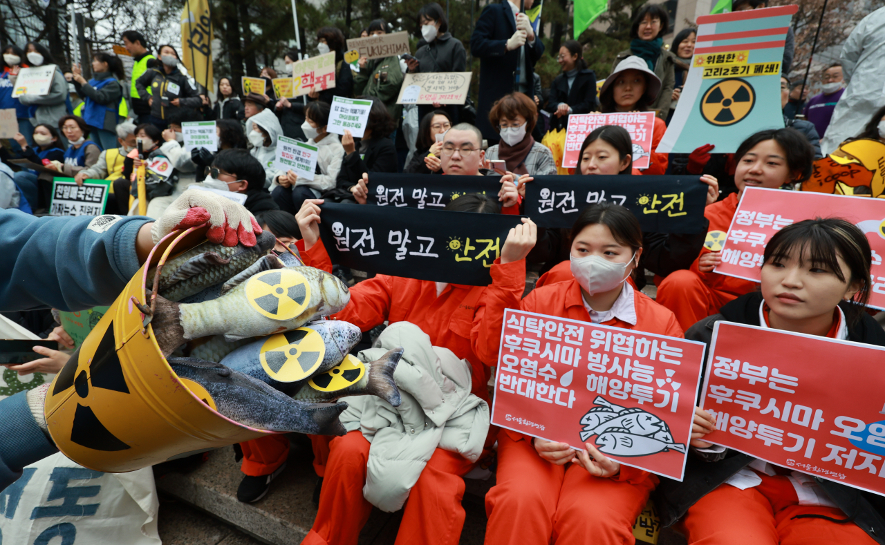 지난 9일 중구 서울파이낸스센터 앞에서 열린 ‘탈핵 행동의 날’ 집회에서 환경운동연합 등 시민사회·환경단체 회원들이 정부의 핵 진흥 정책과 일본의 후쿠시마 원전 오염수 방류를 반대하며 손팻말과 펼침막을 들어 보이고 있다. [연합]