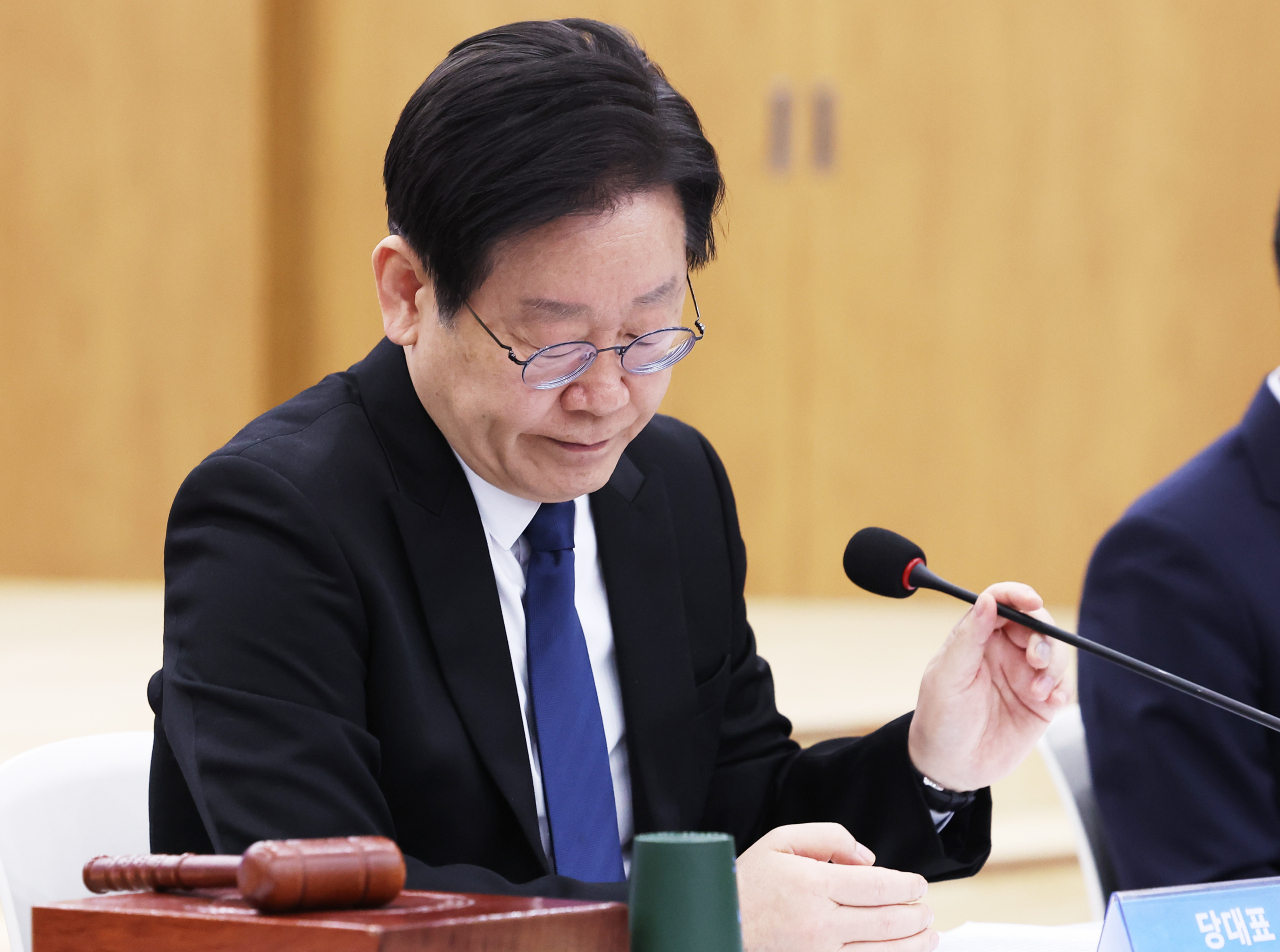 이재명 더불어민주당 대표가 10일 오전 경기도 수원시 경기도의회에서 열린 현장 최고위원회에서 발언을 마친 후 마이크를 정리하고 있다. [연합]