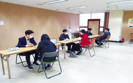 서울지방국세청(청장 강민수)이 지난 6알 강동세무서를 시작으로 올해 신규 개인사업자의 세법에 대한 이해도를 높이는 세금교실을 운영하고 있다. [서울지방국세청 제공]