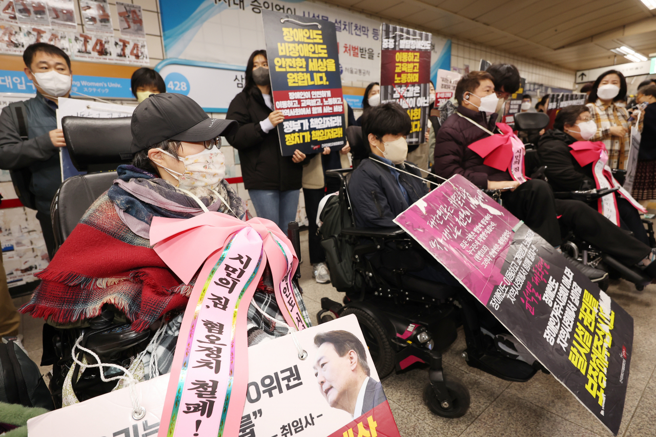 지난 9일 오전 서울 삼각지역 승강장에서 6차 장애인정책종합계획에 대한 전장연 입장 발표 기자회견이 열리고 있다. [연합]