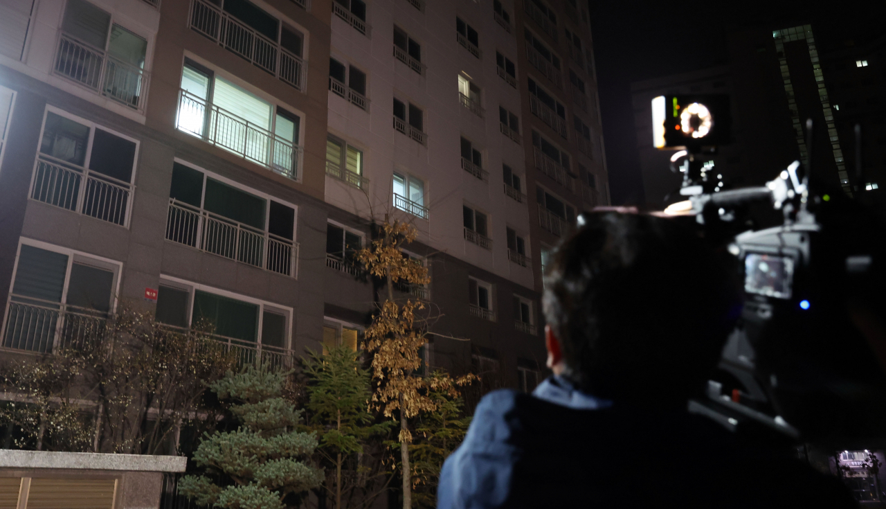 더불어민주당 이재명 대표의 경기지사 시절 초대 비서실장이 숨진 채 발견된 경기도 성남시 수정구의 자택 앞에서 10일 오전 취재진이 취재를 하고 있다. 경기 성남수정경찰서에 따르면 9일 오후 6시 45분께 경기도지사 전 비서실장 전모 씨가 자택에서 숨져 있는 것을 아내가 발견해 신고했다. 경찰은 현장 정황 증거 등을 토대로 일단 전씨가 극단적인 선택을 한 것으로 보고 수사 중이다. [연합]