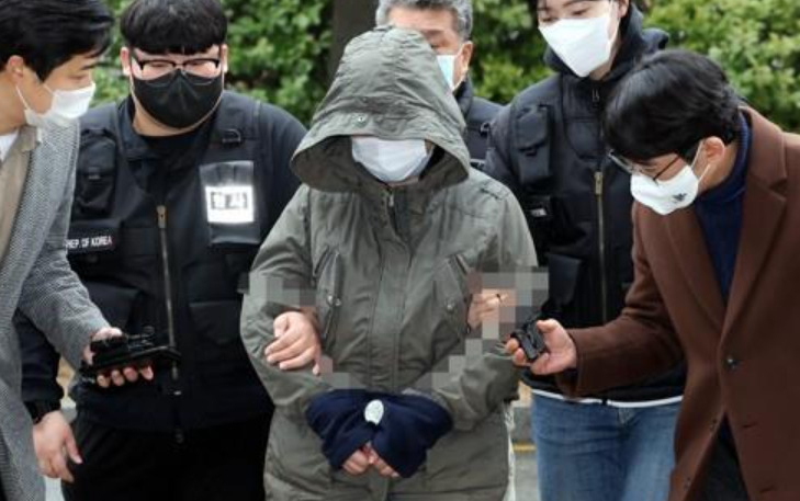 어머니 시신을 2년 넘게 방치한 혐의로 구속 기소된 40대 여성 A씨가 10일 열린 결심 공판에서 검찰로부터 징역 3년을 구형받았다. [연합]