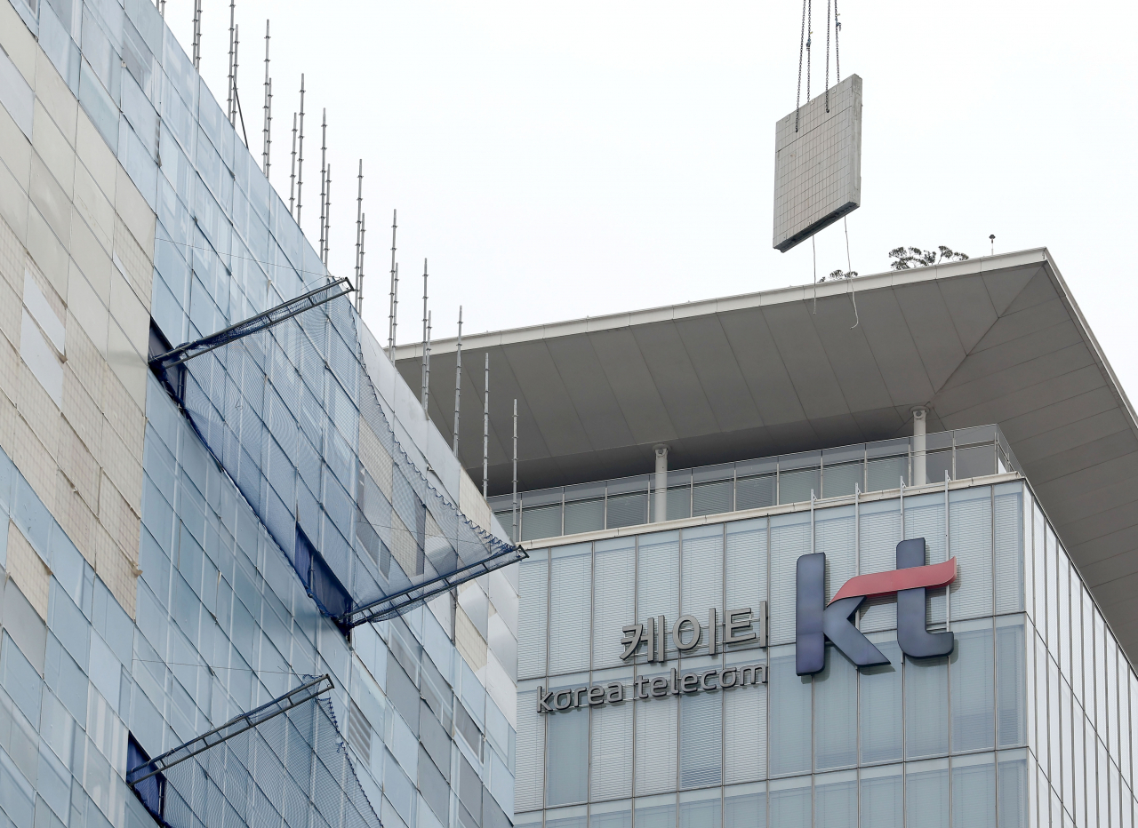 이달말 예정된 KT 정기 주주 총회에서 윤경림 KT 그룹 트랜스포메이션 부문장의 차기 대표이사 확정 여부에 관심이 쏠리는 가운데 8일 오후 서울 종로구 광화문 KT 사옥의 모습. [연합]