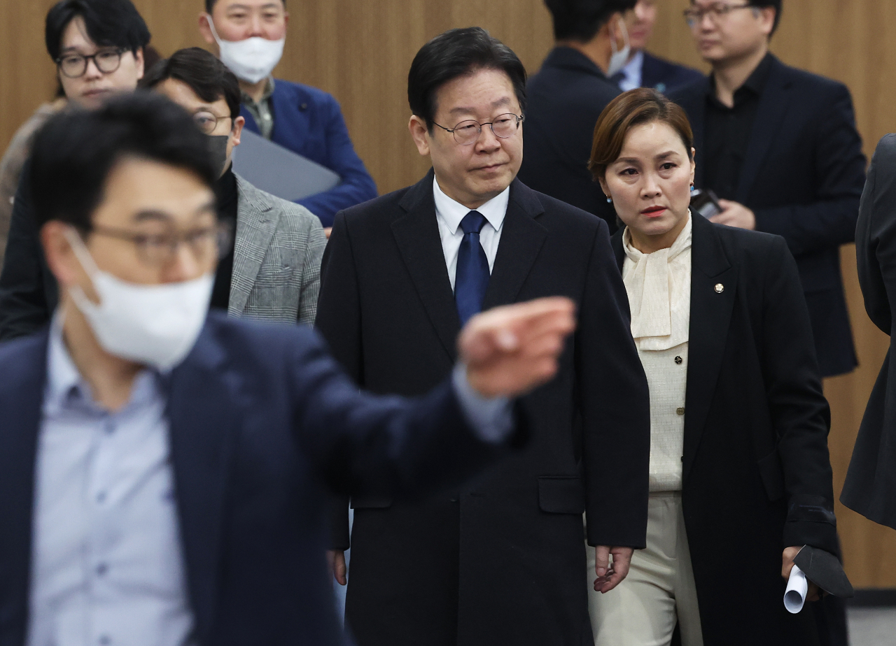 이재명 더불어민주당 대표가 10일 오전 경기도 수원시 경기도의회에서 열린 현장 최고위원회에 참석하고 있다. [연합]