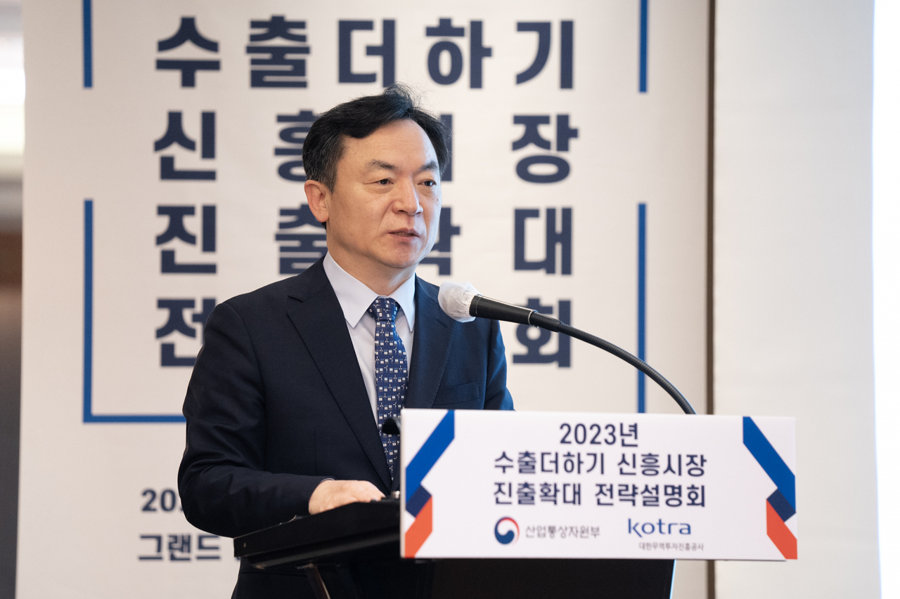 정대진 산업통상자원부 통상차관보가 10일 그랜드 인터컨티넨탈 파르나스 호텔에서 열린 ‘2023 수출더하기 신흥시장 진출 확대 전략 설명회’에서 발언하고 있다. [코트라 제공]