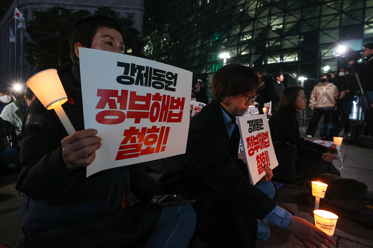 정의기억연대, 민족문제연구소, 민주노총 등 시민사회단체로 구성된 한일역사정의평화행동 관계자들이 6일 오후 서울광장에서 윤석열 정부가 발표한 강제동원 피해배상 해법을 규탄하는 촛불집회를 하고 있다. [연합]