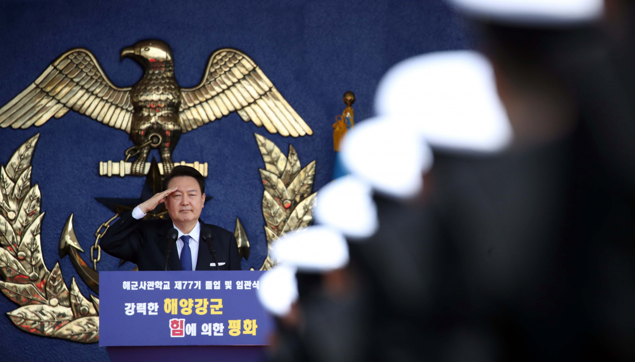 윤석열 대통령이 10일 경상남도 창원시 진해구 해군사관학교에서 열린 제77기 졸업 및 임관식에서 사관생도 및 졸업생들의 경례를 받고 있다. [연합]