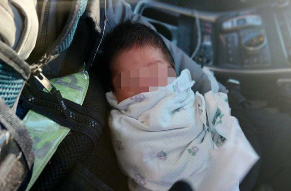 고성군 죽왕면 송지호 둘레길 인근에서 발견한 남자 아기.[강원도소방본부 제공]